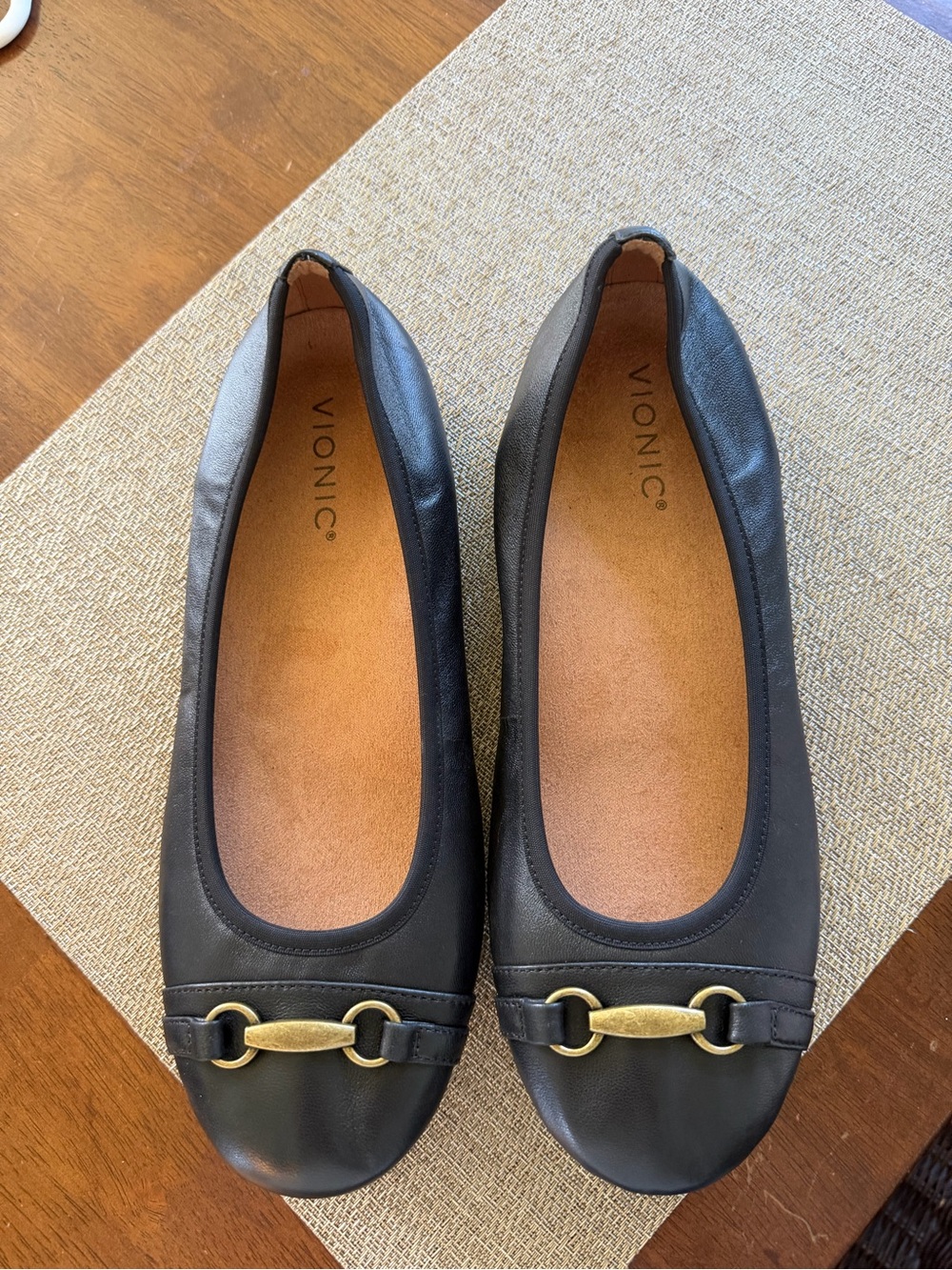 Vionic leather‎ ballet flats in black